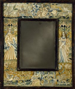 Tükör emelt munkás hímzéssel, c. 1650-1700 (gyöngyök, fém szegély, csipke, selyem, len, fa, üveg) alkotó: English School