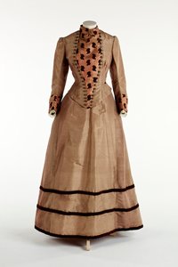 Halvány szilvás ruha, 1885 körül (selyem) alkotó: English School