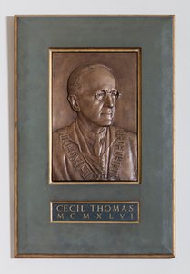 Emléktábla Cecil Thomas szobrász és érmes művész 1946-os képével alkotó: English School