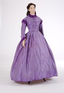 Lila nappali ruha, 1860-as évek (csíkos selyem taft) alkotó: English School