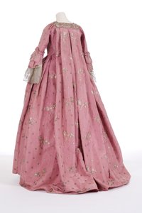 Egy zsákos ruha hátulnézete, 1750-es évek (szőtt selyem és ezüst fémszál)