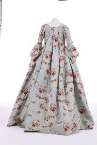 Egy zsákos ruha hátulnézete, 1760-as évek (brokátos selyem)