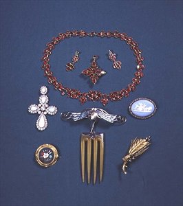 Rubin nyaklánc és fülbevaló készlet; opál és gyémánt bross; Pietra Dura bross; hajfésű Plique-a-jour zománccal alkotó: English School