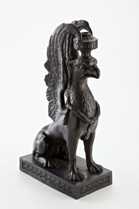 Staffordshire Wedgwood bazaltáru gyertyatartó griff formájában, 1771-80 körül (bazaltáru) alkotó: English School