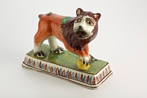 Staffordshire-i oroszlánfigura téglalap alakú alapon, 1800-50 körül (cserép)