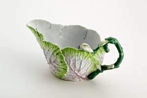 Formált levelekből és gallynyélből formált Staffordshire-i szószcsónak, c. 1749-60 (porcelán)