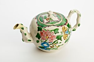 Staffordshire teáskanna krizantém díszítéssel, 1760 (sómázas cserépedény) alkotó: English School