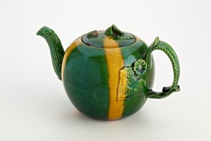 Staffordshire teáskanna ráknyéllel és kifolyóval, 1750 (ólommázas cserépedény) alkotó: English School