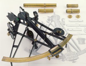 Ten Inch Sextant, valószínűleg George Adams (1750-95), William Healer (1763-1815) kereskedő aláírásával (sárgaréz eredeti oxidált felülettel)
