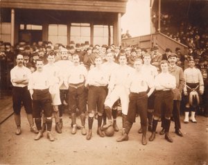 Az angol csapat, amely Skóciával játszott Glasgow-ban, 1892. április 2-án alkotó: English School
