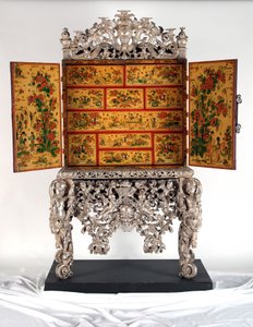 A Witcombe kabinet, 1697 körül (japán és ezüstözött fa)