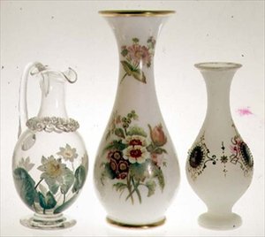 Tavirózsákkal díszített vizeskancsó, kerámiafestékkel, kristály bevonattal, Henry G. Richardson, 19. század közepe; két opálüveg váza Henry G. Richardsontól, 19. század vége; opálüveg váza zománcfestéssel, 19. század vége (üveg) alkotó: English School