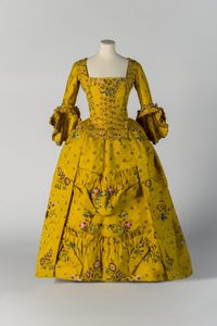 Sárga brokát nyitott köntös és alsószoknya, 1750 körül (selyem) alkotó: English School