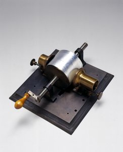 Az első fonográf másolata, amelyet Thomas Alva Edison (1847-1931) talált fel 1877-ben (fém) (lásd még: 2341)