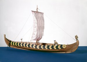 A norvégiai Gokstadban 1880-ban találtak egy viking hajó falonkénti modelljét (fa)