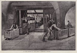 Üres szénszállító teherautók eltávolítása egy bányaakna aljáról (litho) alkotó: Enoch Ward