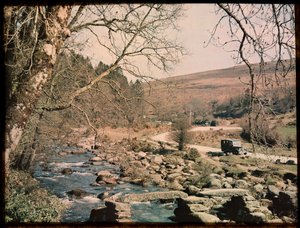 Clapper Bridge, Dartmeet, Widecombe in the Moor, Teignbridge, Devon, Egyesült Királyság alkotó: Eric Maybank