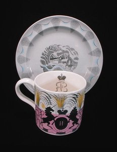 Koronázási bögre és "Utazó" tányér, Wedgwood alkotó: Eric Ravilious