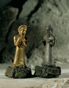 Két imádó, az egyik egy gyermeket, a másik egy kis állatot cipel ...