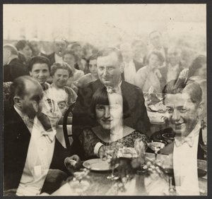 [Dupla expozíció egy csoport emberről egy banketten] alkotó: Erich Salomon