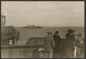 [Emberek csoportja egy hajó fedélzetén, amint egy másik hajó elhalad a távolban] alkotó: Erich Salomon