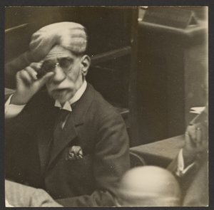[Ülő férfi turbánban és sötét szemüvegben] alkotó: Erich Salomon