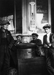 Pörkölt gesztenye utcai árusai, Párizs, 1931.