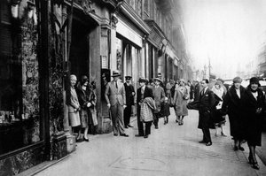 Munkából távozó varrónőkre várva, Párizs, 1931.