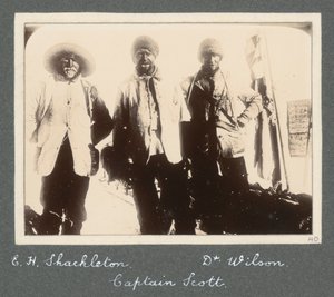 Egy csoportkép Shackletonról, Scott kapitányról és Dr. Wilsonról, amint a Déli-sark elérésére tett kísérletből visszatérnek a Discoveryre. Sir Ernest Henry Shackleton Nemzeti Antarktiszi Expedíció (1901-1903) című albumából. alkotó: Ernest Henry Shackleton