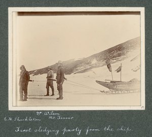 E. H. Shackleton, Dr. Edward Wilson és Hartley Ferrar úr (a geológus) a szánhoz kötve. Sir Ernest Henry Shackleton Nemzeti Antarktiszi Expedíció (1901-1903) című albumából. alkotó: Ernest Henry Shackleton