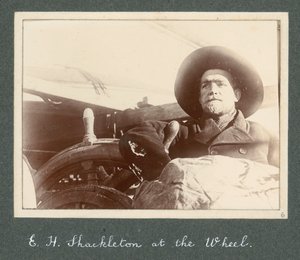 E H Shackleton a Discovery kormányánál állva (1901) Sir Ernest Henry Shackleton Nemzeti Antarktiszi Expedíció (1901-1903) című albumából. alkotó: Ernest Henry Shackleton