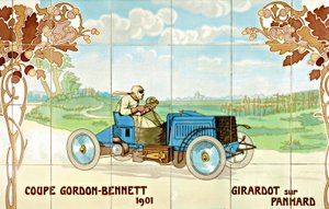 Girardot egy Panhard autóval az 1901-es Gordon Bennet Kupán: a párizsi Gilardoni Fils et Cie által gyártott kerámiacsempe, Ernest Montaut (1878-1909) rajza után.