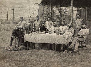 Rabszolgaság-ellenes társaság bankettje az olasz konzulátuson Bomában (Kongói Demokratikus Köztársaság), Ernesto Mancastropa metszetje Giuseppe Corona fényképéről, L