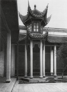 Changshafu, Chen kia tze tang, Hunan, A Chen család ősi temploma, Harangtorony a főudvaron (fekete-fehér fotó) alkotó: Ernst Boerschmann