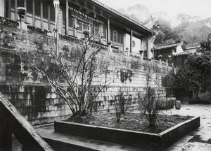 Fuchou, Ku shan, Yung tsuan sze, Fukien, Imaterem a Folyóforrás kolostorában a Dob-hegyen, Fuchou közelében (fekete-fehér fénykép)
