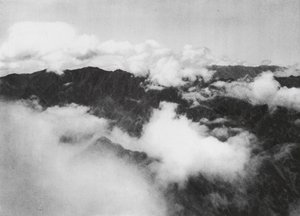 Hua shan, Pai yun, Shensi, Fehér felhők a Szent Hegy csúcsa körül (fekete-fehér fotó) alkotó: Ernst Boerschmann