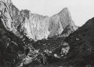 Hua shan, Shensi, Az 5 csúcs hegyének hengere, Középső és Nyugati csúcs (fekete-fehér fotó) alkotó: Ernst Boerschmann