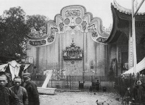 Kuangchou, Kuangtung, Az orvostudomány istenének temploma, utcára néző nyeregtető (fekete-fehér fotó) alkotó: Ernst Boerschmann