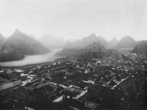 Kueilinfu, Kuangsi, Kueilin, a tartományi főváros, Kilátás északnyugatra (fekete-fehér fotó) alkotó: Ernst Boerschmann