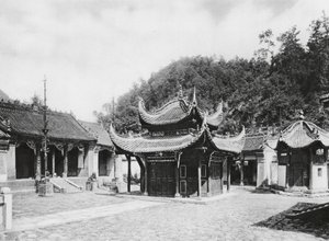 Miao tai tze, Shensi, a kolostor főudvara (fekete-fehér fotó) alkotó: Ernst Boerschmann
