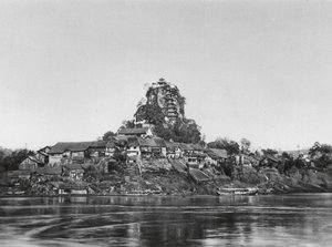 Shih pao chai, Wan yin shan, Szecsuán, falu és szent szikla a Jangce partján (fekete-fehér fotó) alkotó: Ernst Boerschmann