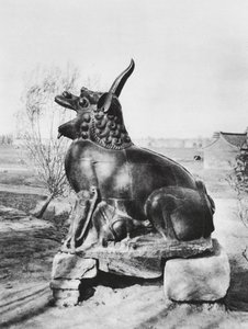 Taiyuanfu, Shansi, A Fen folyót őrző bronz egyszarvú (fekete-fehér fotó) alkotó: Ernst Boerschmann