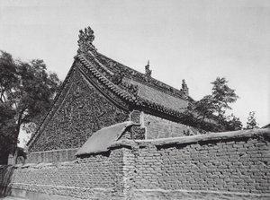 Tsing yang shu, Shantung, Csarnok mázas terrakotta domborművekkel a Tai shan Istennő templomában (fekete-fehér fotó) alkotó: Ernst Boerschmann