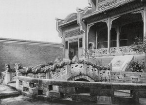 Wanhien, Wen miao, Szecsuán, Előudvar tóval és sárkányhíddal a Konfuciusz-templomban Wanhienben (fekete-fehér fotó) alkotó: Ernst Boerschmann