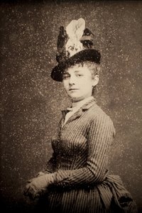 Camille Claudel (1864-1943). Etienne Carjat (1828-1906) fényképes portréja 1886 körül. Visszavonás. Poitiers-i Szépművészeti Múzeum (Franciaország).