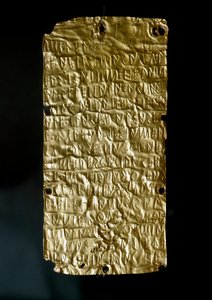 Ókori etruszk: Pyrgi arany színű táblái (lécek) etruszk nyelvű feliratokkal, amelyeket az Egyesült Istennőnek szenteltek. Vége 6. eleje Kr. e. 5. század. Homályos. 18,5 cm Róma, Museo Nazionale di Villa Giulia alkotó: Etruscan