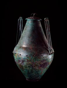 Etruszk civilizáció: bikónikus bronzváza dupla fogantyúval és fedővel a vulci bronztartály sírjából, ie 680-670 alkotó: Etruscan