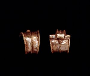 Etruszk civilizáció: arany fülbevaló pár - Kr.e. 6. század Pesciából, Róma közelében alkotó: Etruscan