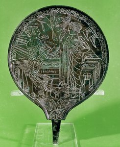 Tükör, amely Aphroditét ábrázolja, amint ráveszi Helenát, hogy kövesse Párizst Trójába, Palestrinából (bronz)