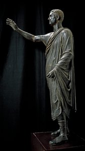 Római etruszk művészet: Aulo Metello bronzszobra, a Harangueur - ie 80, a Perugia melletti Pilából, Dim. 179 cm - Firenze, Museo Archeologico - Aule Metele (Aulus Metellus) portréja, más néven A szónok (L